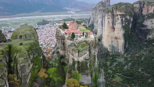 Météores 4K, monastère Saint-Étienne, caméra trace la trajectoire vers la droite, monastère sur une montagne, paysage - Aeria