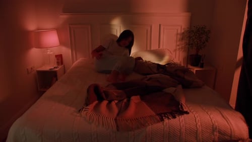 Une femme asiatique déprimée ne peut pas dormir, souffre d'insomnie, allongée dans son lit