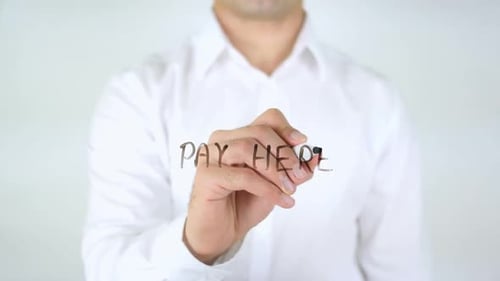 Payez ici, un homme qui écrit sur du verre