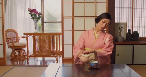 Joven japonesa disfrutando del tiempo a solas y tomando té en casa. Bastante asiática