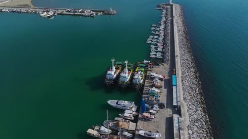 Luftbild Video großen Schleppern, die im Hafen angedockt sind, aufgenommen von oben mit ruhigem Wasser und klarem Wasser
