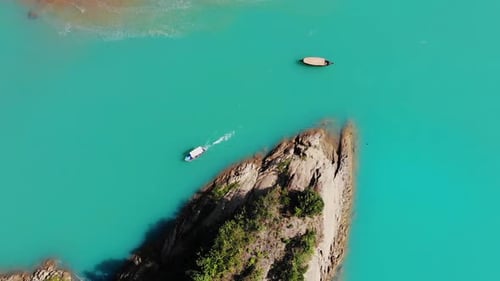 Vue aérienne de bateaux sur l'eau bleue, Bangladesh.