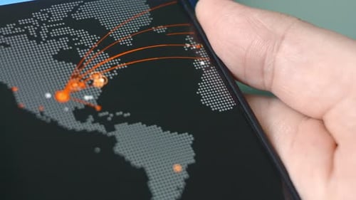 La navigation cartographique des cyberattaques sur l'écran d'un smartphone affiche diverses informations techniques dans lesquelles il est seul