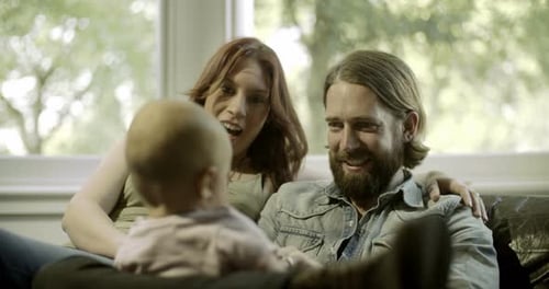 Père et mère jouant avec leur fille