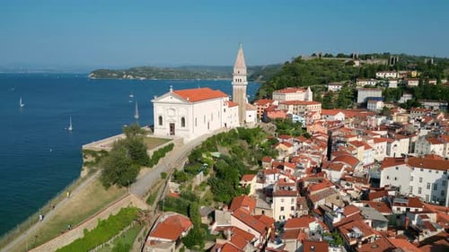 Slowenische Luftaufnahme der Adriaküste der Stadt Piran an einem hellen Sommertag