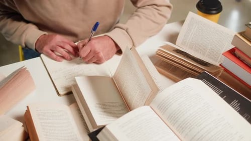 Homme lisant un livre dans une bibliothèque universitaire, une librairie ou un magasin, étudiant espagnol portant des lunettes debout