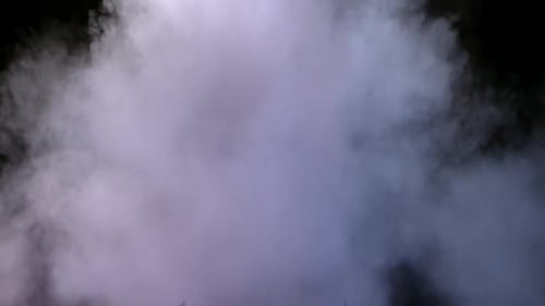 Collection Collider : poudre de couleur blanche et violette persistante sur fond noir