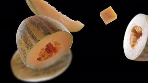 Fliegende Melone und Melonenscheiben auf schwarzem Hintergrund