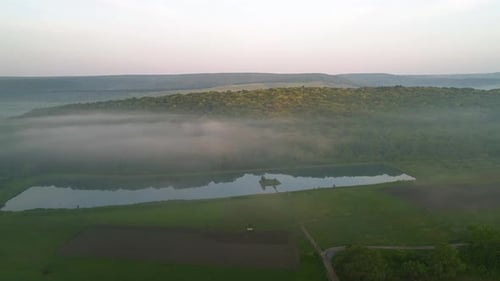 vue aérienne d'une île avec un pont en bois au lever du soleil