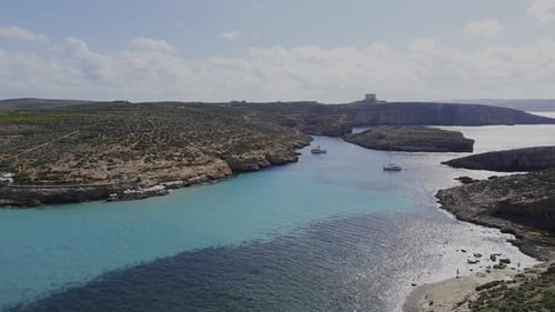 Panorama aérien calme du Blue Lagoon avec Comino et la plage de Cominotto