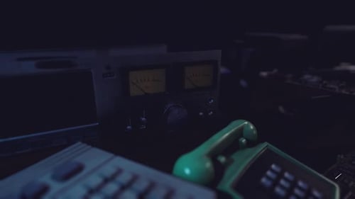 Equipo de comunicación antiguo con indicadores analógicos y de espera silenciosos