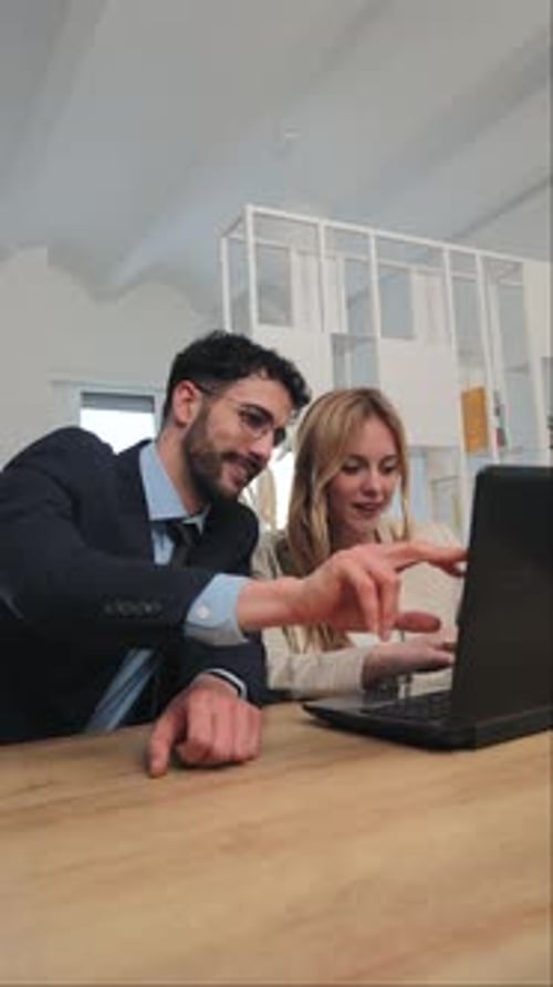 Travail d'équipe vertical d'hommes d'affaires travaillant et coopérant ensemble sur un projet d'entreprise Deux