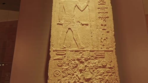 Fragmento de parede com figura masculina no Grande Museu Egípcio (GEM)