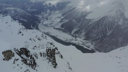 Riesige Schneemengen strömen auf die Berge, Schneesturm, 4k
