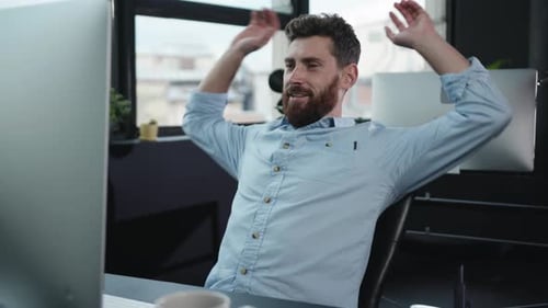 Un professionnel concentré travaillant assidûment sur un ordinateur dans un espace de bureau moderne