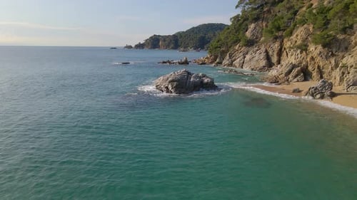 praia mediterrânea paradisíaca águas azuis turquesas sem pessoas vista aérea drone spain catalunya co