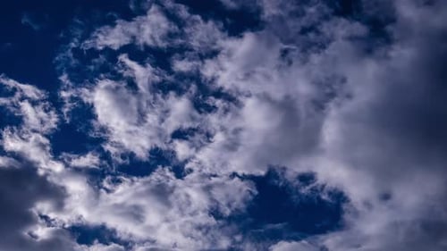 Zeitraffer von Cumuluswolken, die sich am blauen Himmel bewegen