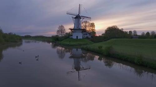 Vue aérienne du moulin à vent De Vlinder au lever du soleil, Pays-Bas.