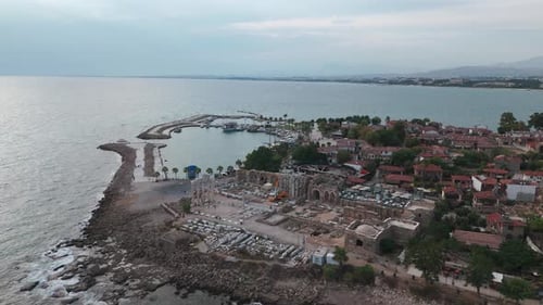 Ruinen des römischen Apollotempels in Side, Türkei, Drohnenaufnahme aus der Luft