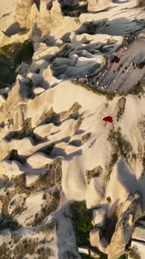 Vidéo verticale : vue imprenable sur le château d'Uchisar dans le parc national historique de Göreme en Cappadoce