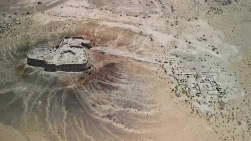 Vue aérienne d'Ayazkala avec les fouilles archéologiques environnantes