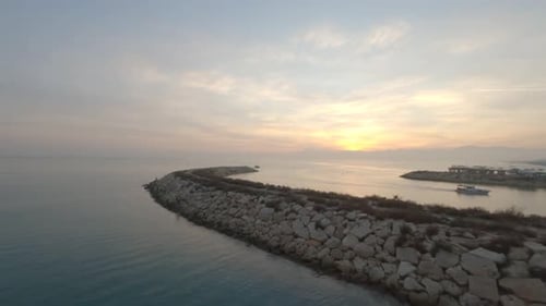 Le Drone turc Kumkoy Halk Plaji survole la côte méditerranéenne
