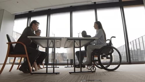 Четыре бизнесмена обсуждают бизнес-идею