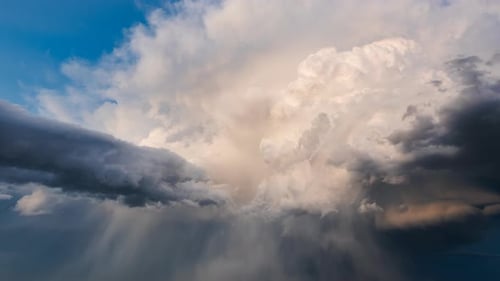 Sturmwolken, die über den Himmel treiben und Filmmusik atmosphärische Bewegungen erzeugen