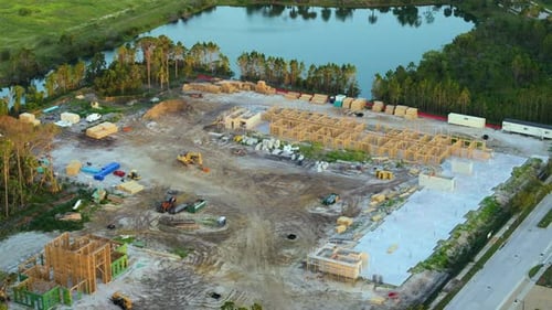 Estructura inacabada de condominio de apartamentos con vigas de madera en el techo, en construcción, desarrollo de
