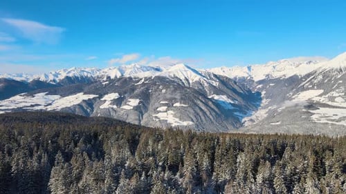 de belles Alpes italiennes en hiver avec des arbres enneigés et un coucher de soleil incroyable.
