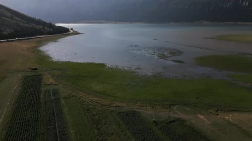 carretera junto a un hermoso lago y grandes montañas
