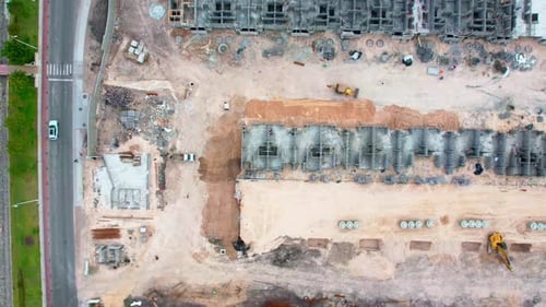 Maquinaria pesada de hiperlapso aéreo que trabaja directamente sobre un sitio de construcción