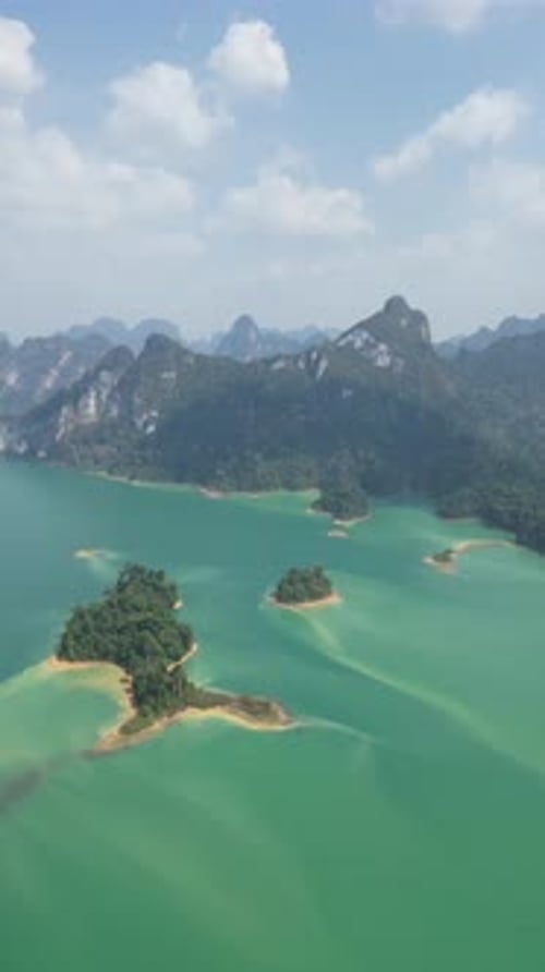 Vista aérea de paisagens incríveis no Parque Nacional Khao Sok, Tailândia
