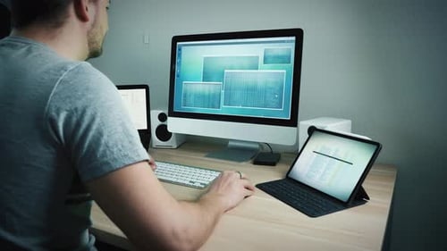 Un homme occasionnel se connecte à son ordinateur et commence sa journée de travail à domicile