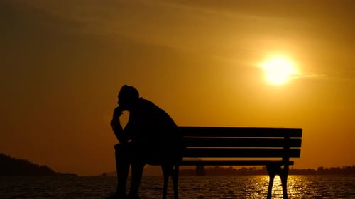 Eine Touristensilhouette: Bewundern Sie die Sonnenuntergangswolken