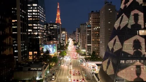 Noite na Avenida Paulista, no centro de São Paulo, Brasil. Escritórios comerciais.