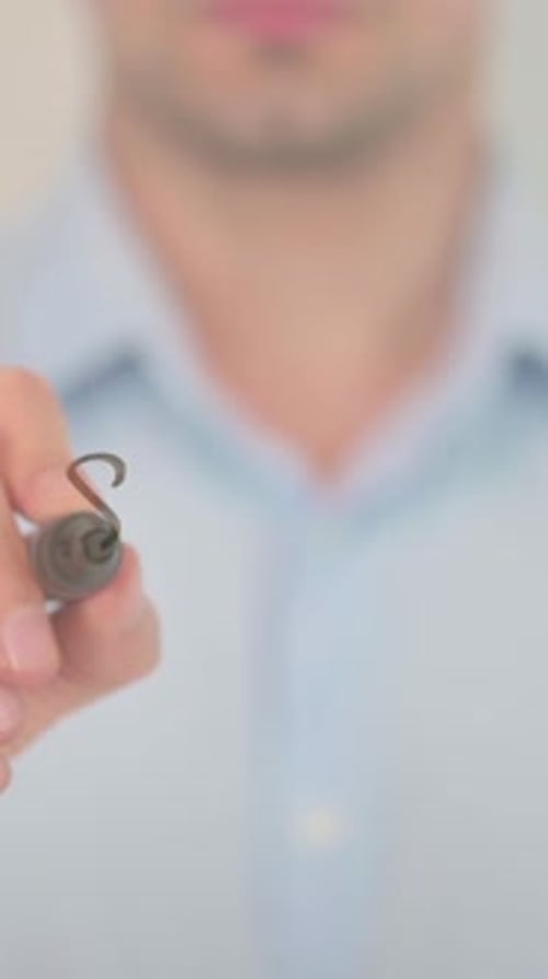 Optimierung von SEO-Tags, Mann schreibt auf transparentem Bildschirm, Vertikales Video