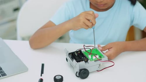 Junges Mädchen hat Spaß an einem Roboterdesign zu arbeiten