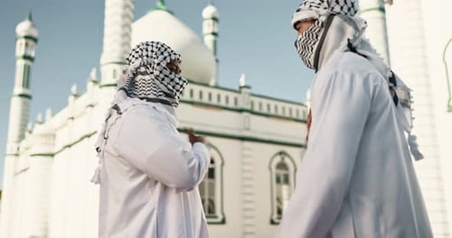 Muslim, Religion und Männer in der Moschee mit Handschlag für Community, Hallo und Gruß islamischer Freunde