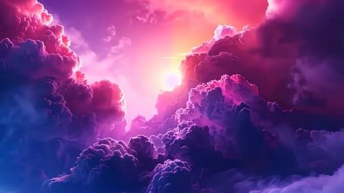 Lebendige Wolkenlandschaft. Riesige, farbenfrohe Wolken füllen den Himmel, beleuchtet von einer hellen Lichtquelle