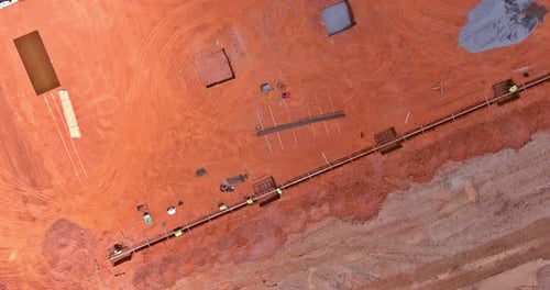 En una gran obra de construcción, se están preparando trincheras para verter hormigón al