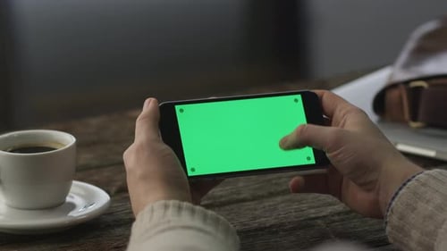 Usando o telefone no modo paisagem em casa. Estilo de vida causal