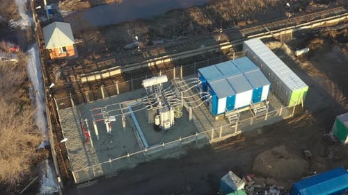 Transformador aéreo de sobrealimentación con cables en la subestación de distribución eléctrica en Sunny Day Active