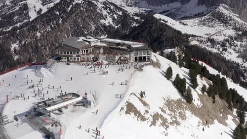 Vue aérienne de personnes skiant et faisant du snowboard sur une colline, station de ski.