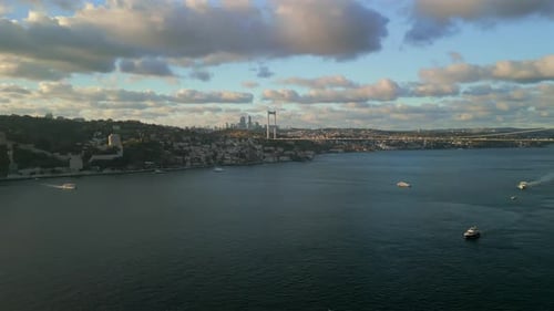 Luftaufnahme des Stadtbildes und der Boote auf dem Bosporus, Türkei.