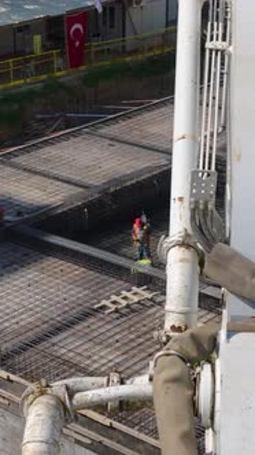Vídeo vertical Los trabajadores construyen paredes en una obra de construcción activa Colocando ladrillos y cementando el