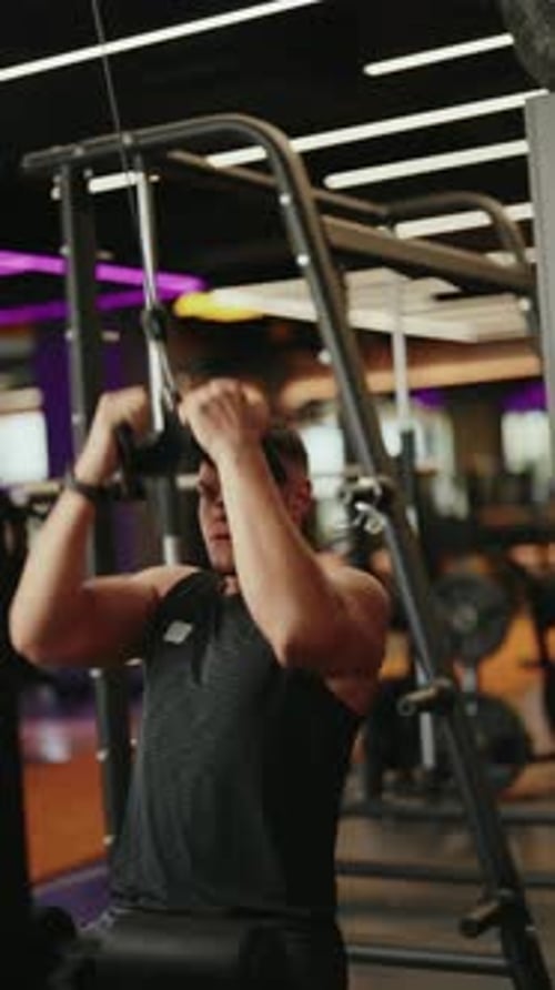 Hombre musculoso haciendo flexiones planas en un gimnasio moderno