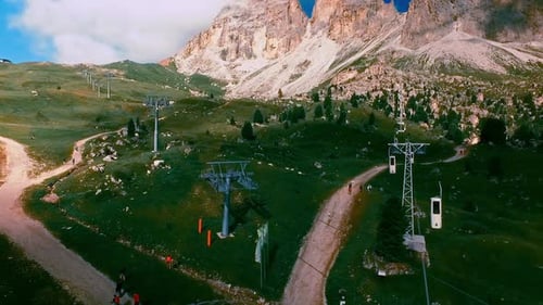 Le téléphérique de Langkofel amène les randonneurs et les alpinistes au sommet de la montagne, tandis que d'autres touristes