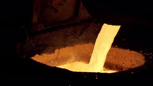 Das Video zeigt, wie geschmolzenes Metall fließt. Dieses Video schmückt Ihre Projekte rund um die Metallverarbeitung
