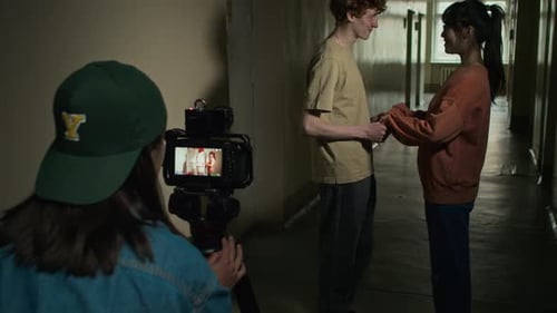 Estudantes filmando filme com Happy End